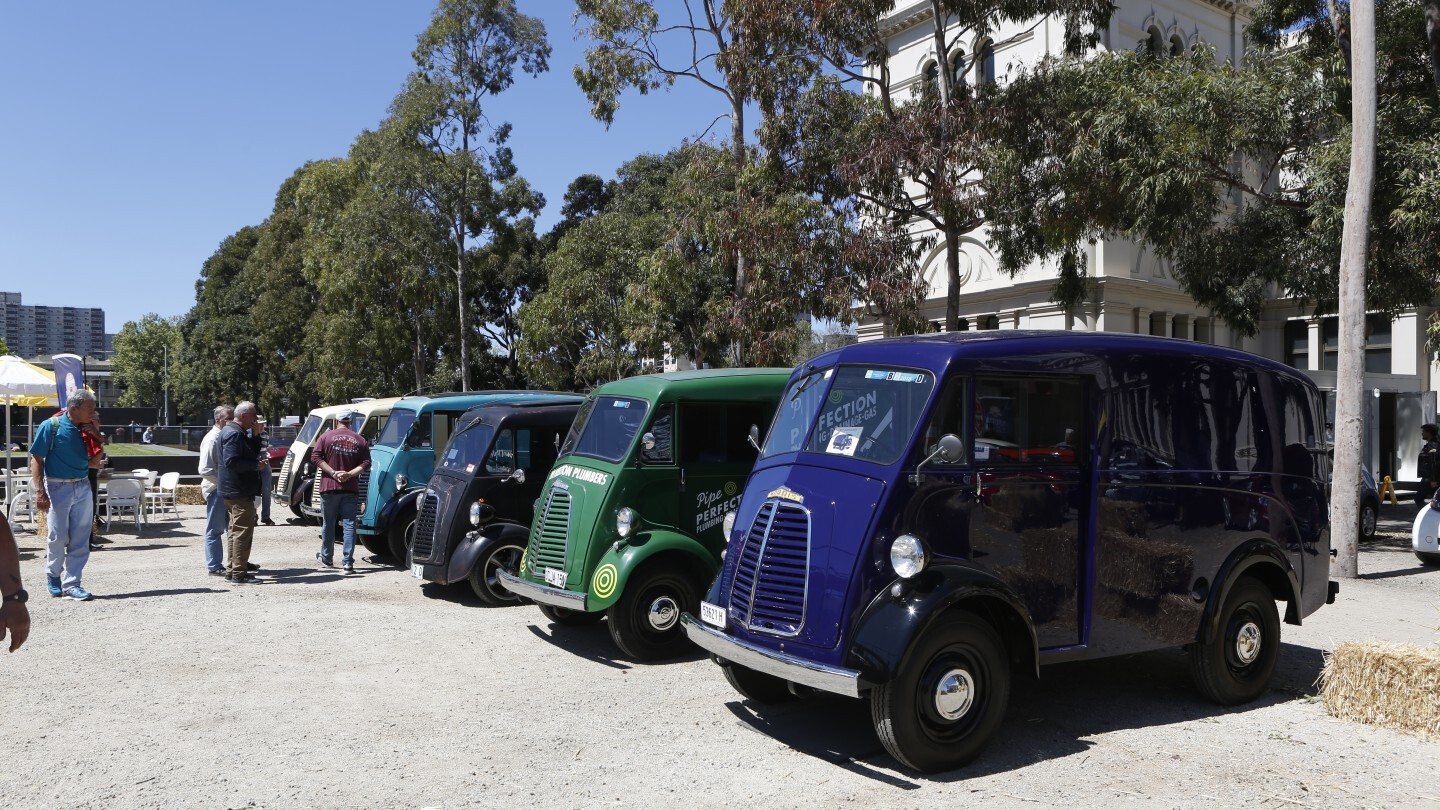 Morris J-type Owners Club shows off its lineup of delightful Morris J-types at Australia's Motorclassica 2018