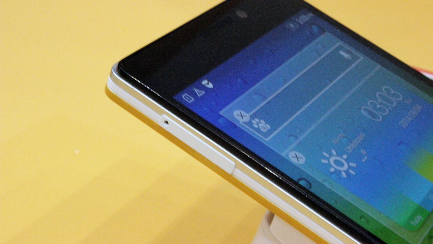 The handset feels solid and comfortable in the hand (Photo: Chris Wood/Gizmag.com)
