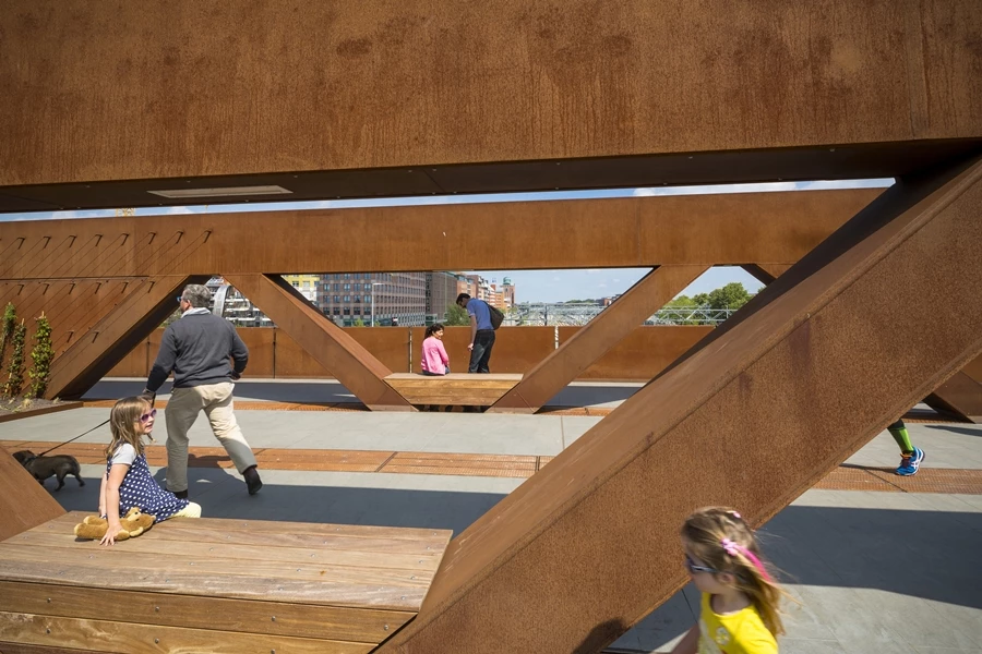 The Paleisbrug has seating integrated into its design