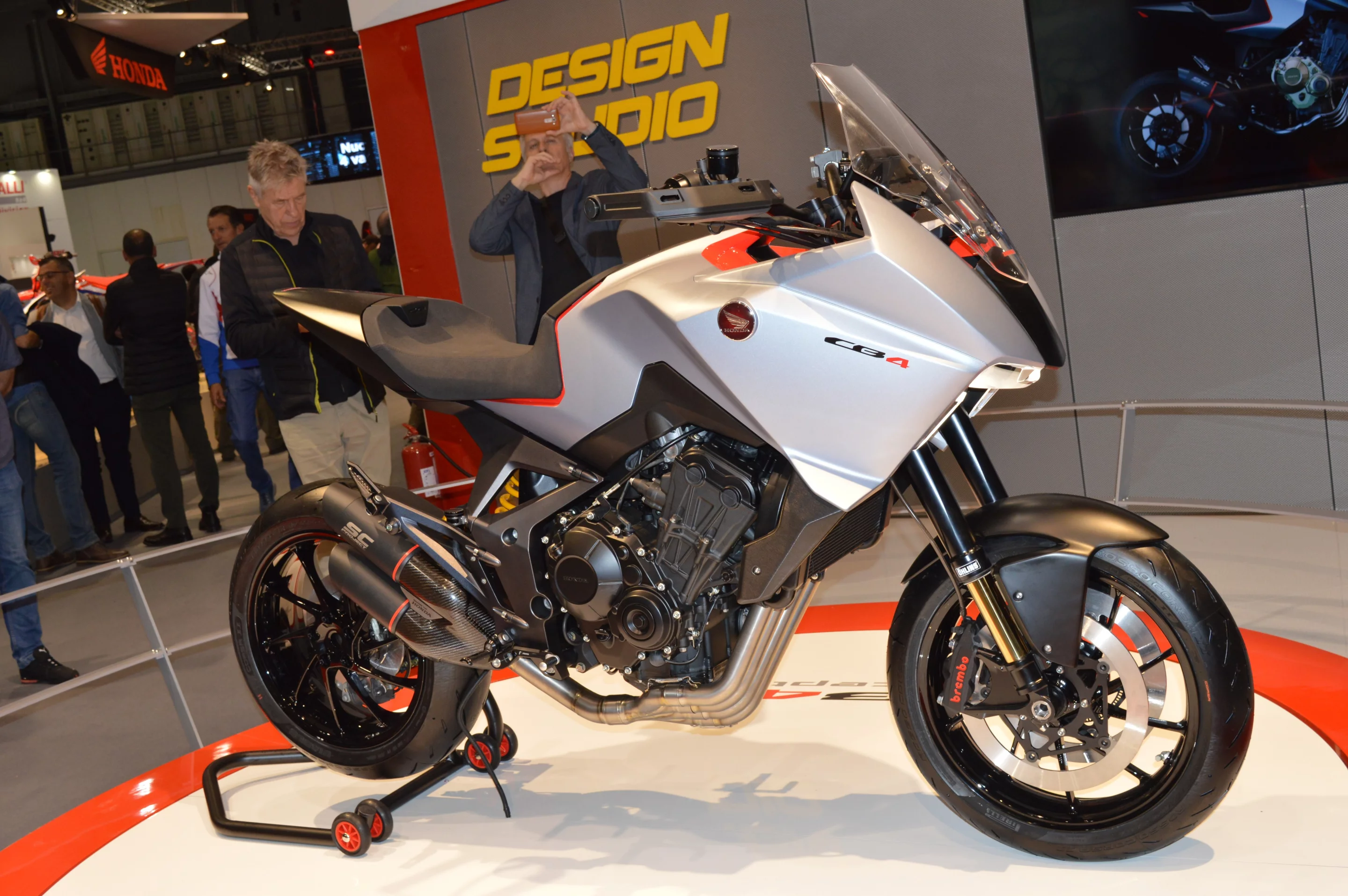 The CB4 concept reveals Honda's intention to move into new areas, up against motorcycles like the BMW S 1000 XR and the Kawasaki Versys 1000