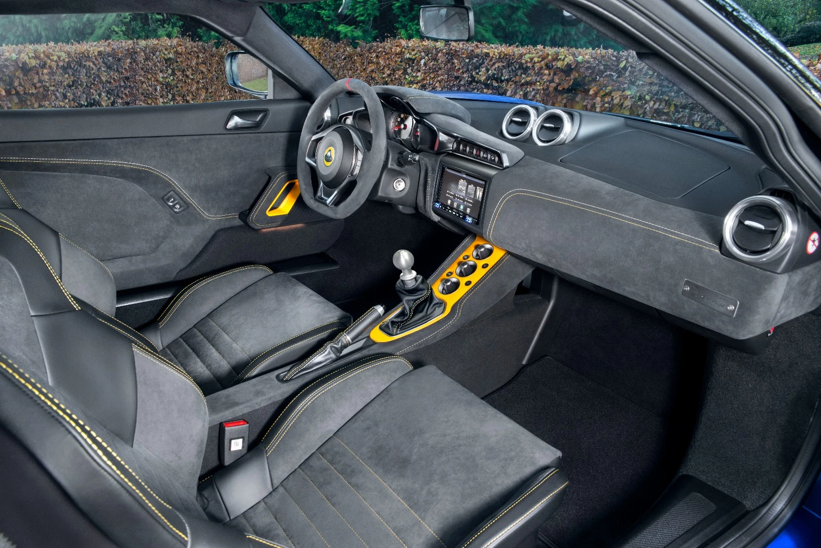 The interior of the Evora GT410 Sport will be familiar to anyone familiar with the new Evora interior design introduced with the model