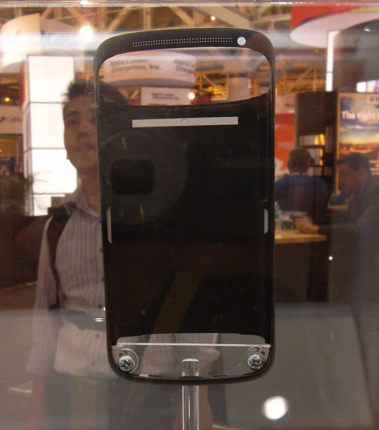 The final matte black finish of the HTC One S (Photo: Enid Burns / Gizmag)
