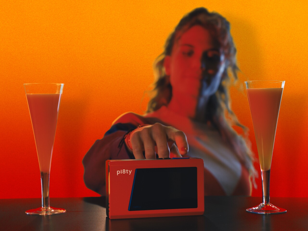 Pl8ty has a power rating of 85 decibels, and a frequency range of 80 Hz to 20 kHz