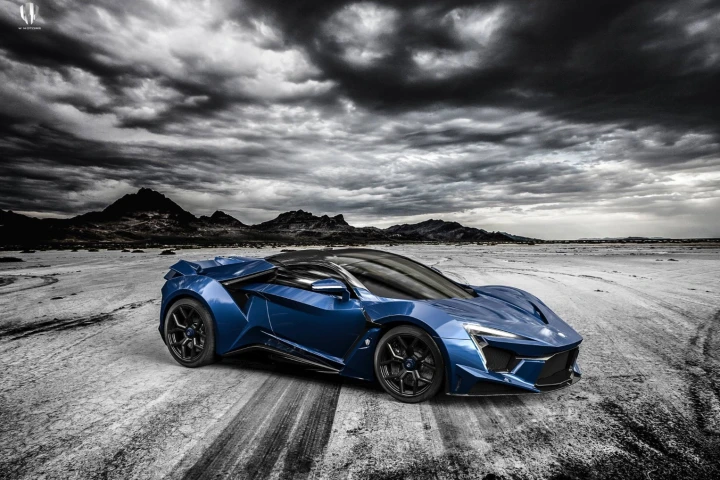 The Fenyr's sharply cut body is held in place by a tubular aluminum chassis