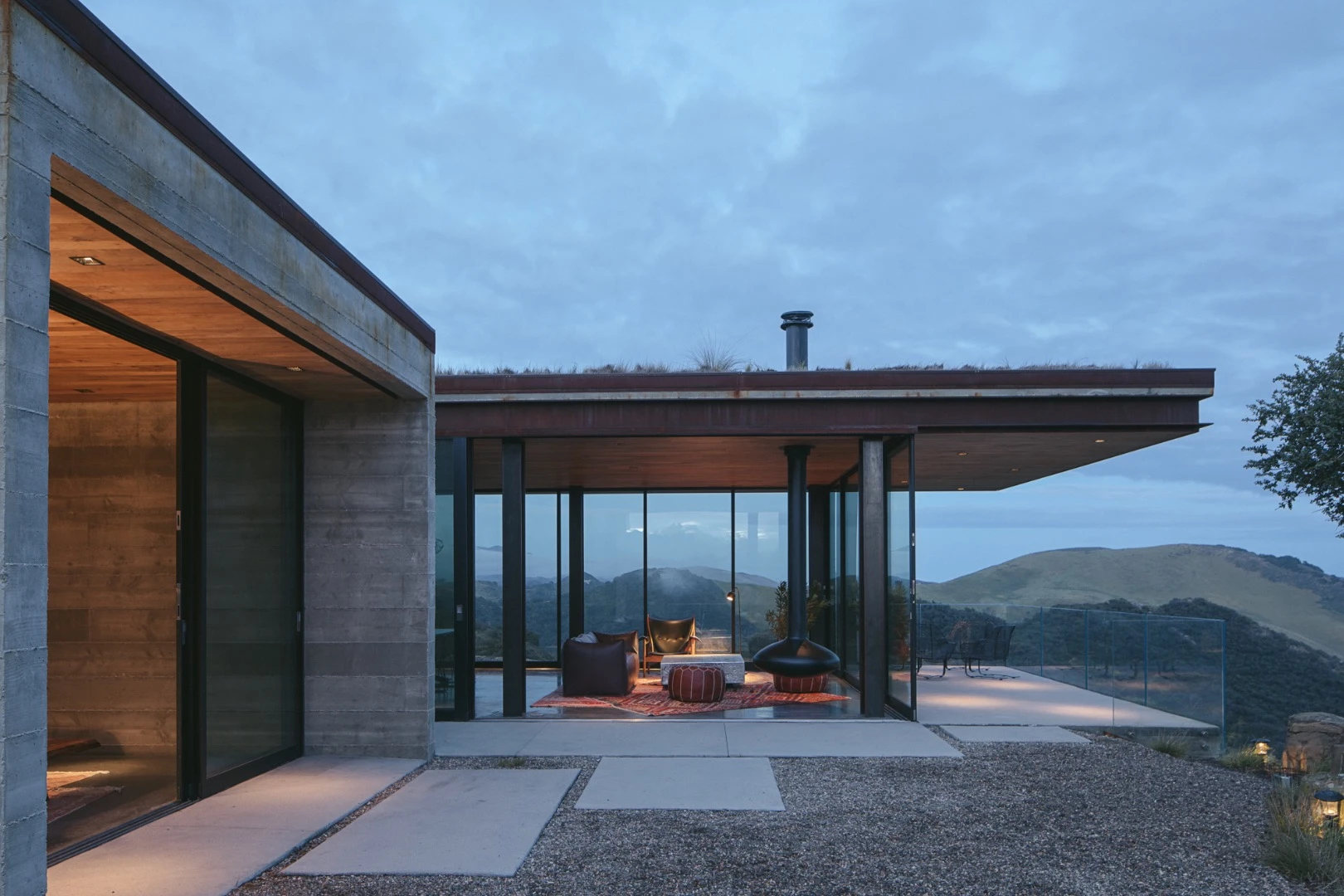 The Off-Grid Guest House was designed by architect Dan Weber of Anacapa and designer Steve Willson of Willson Design, with the interior design handled by Jessica Helgerson Interior Design