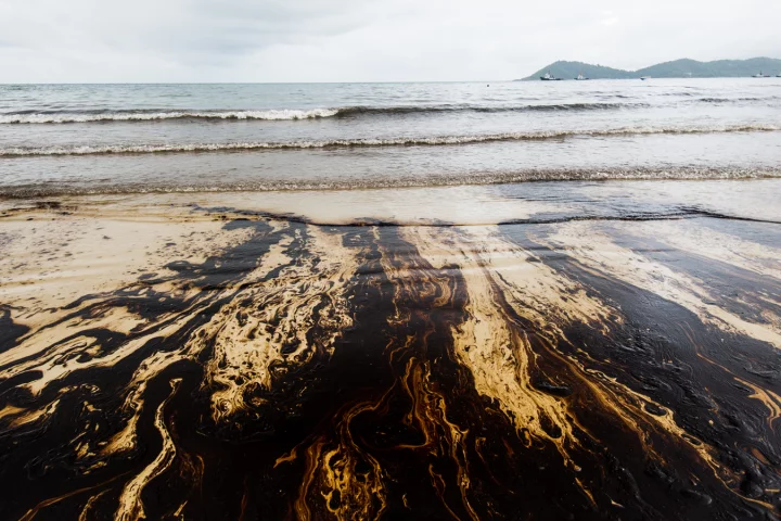 A new type of carbon nanotube sponge containing sulfur and iron could help clean up oil spills more effectively (Photo: Shutterstock)