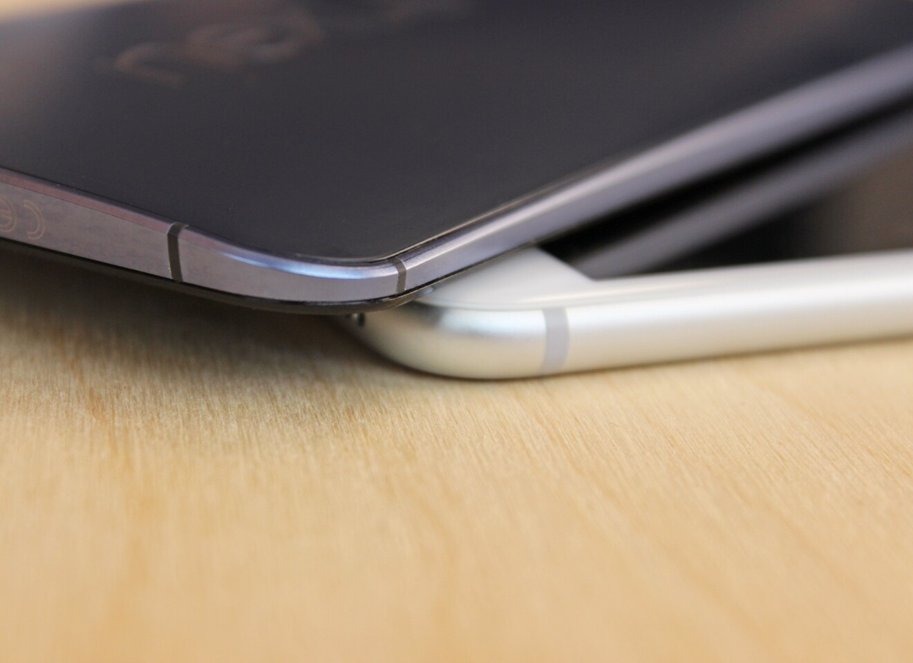 Corners of the Nexus 6 and iPhone 6 Plus (Photo: Will Shanklin/Gizmag.com)