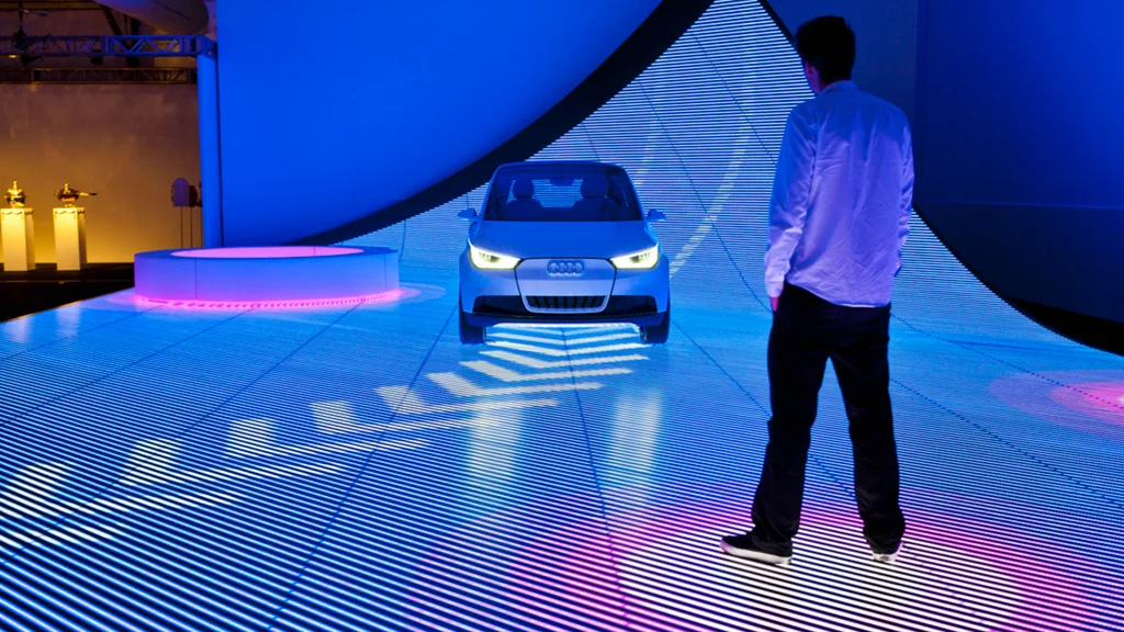 Flashing arrows displayed on the road indicate the vehicle's future path