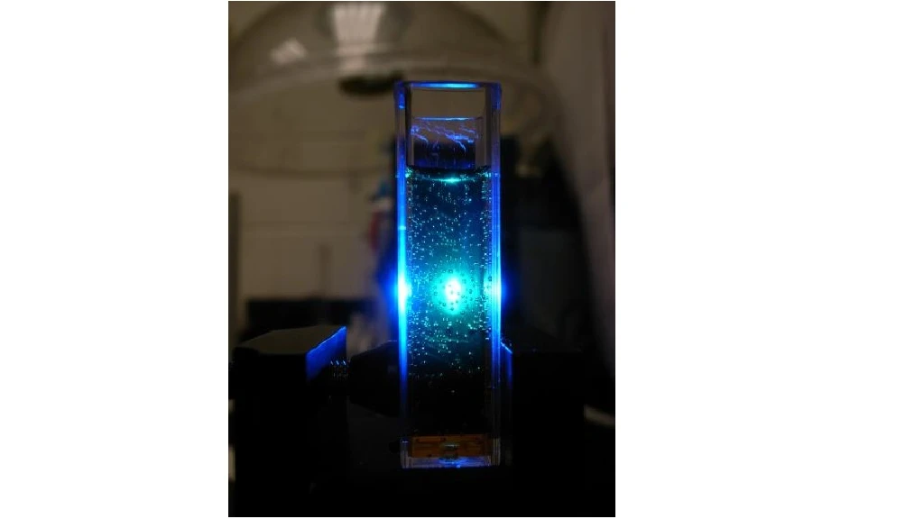 Bubbles form during water oxidation, catalyzed by the new tetra-cobalt WOC (Photo: Benjamin Yin)