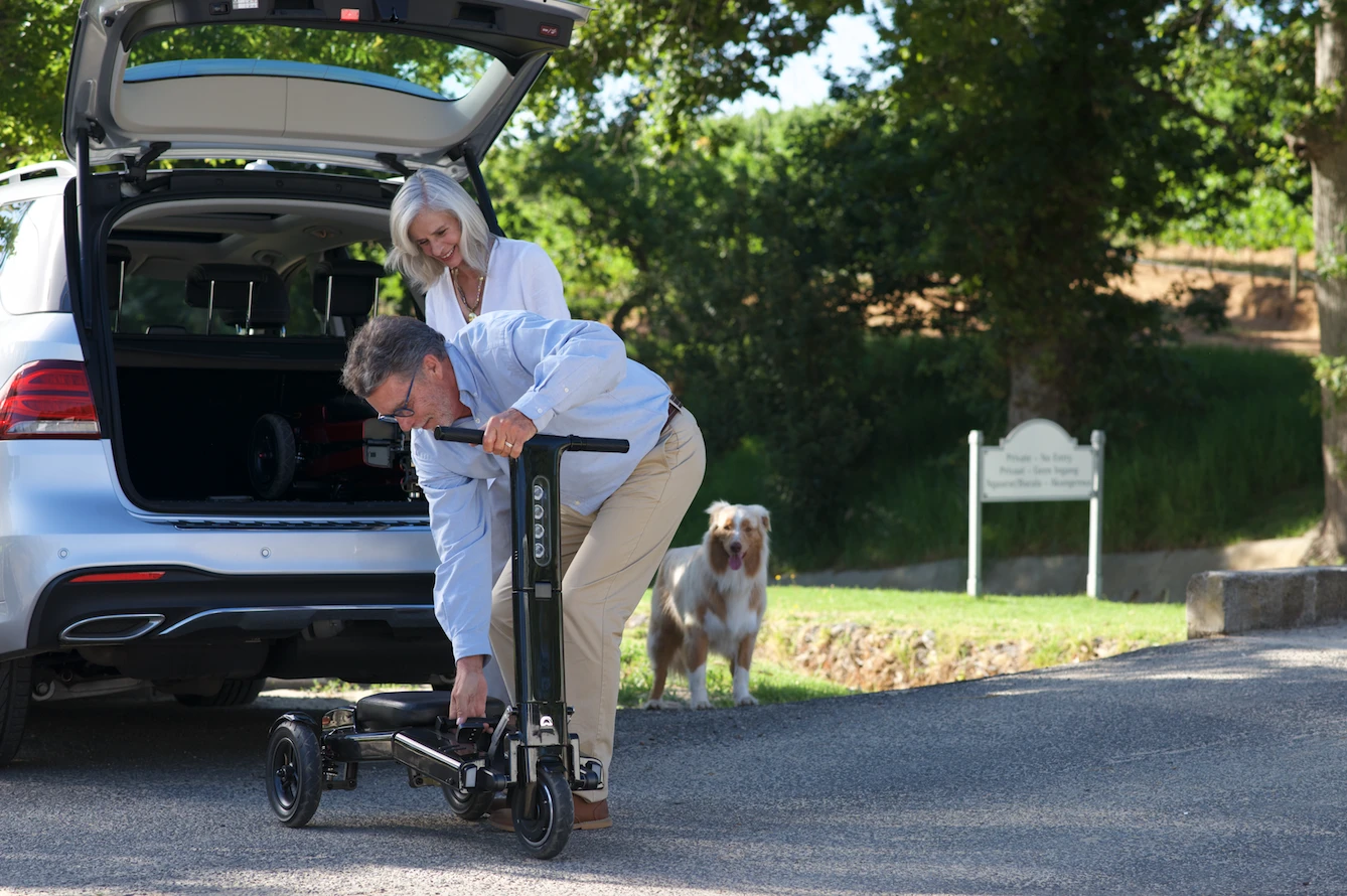 A couple of folds bring the Relync R1 from sit-down scooter to roller case