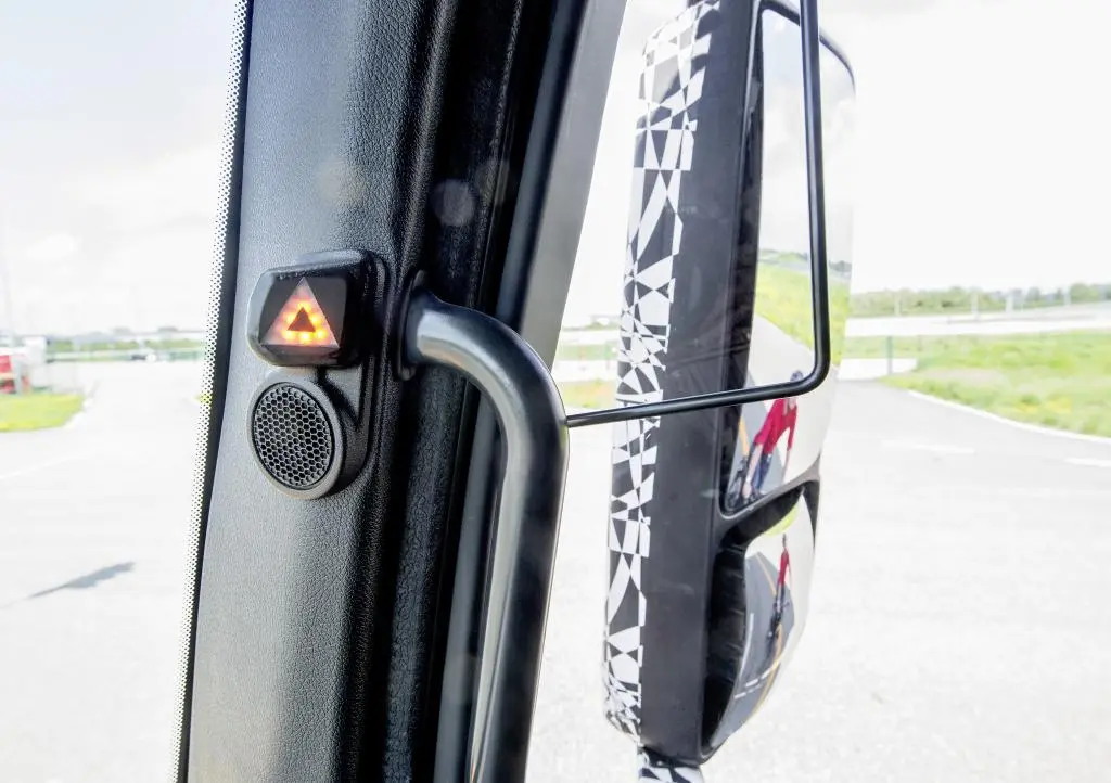 The system also aids when changing lanes by alerting the driver by means of an optical signal