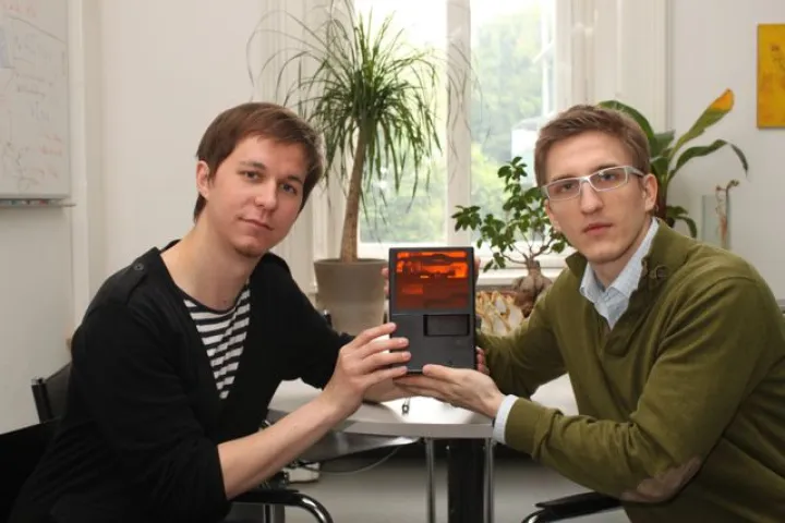 TU Vienna researchers Markus Hatzenbichler and Klaus Stadlmann with the miniature 3D printer (Photo: TU Vienna)