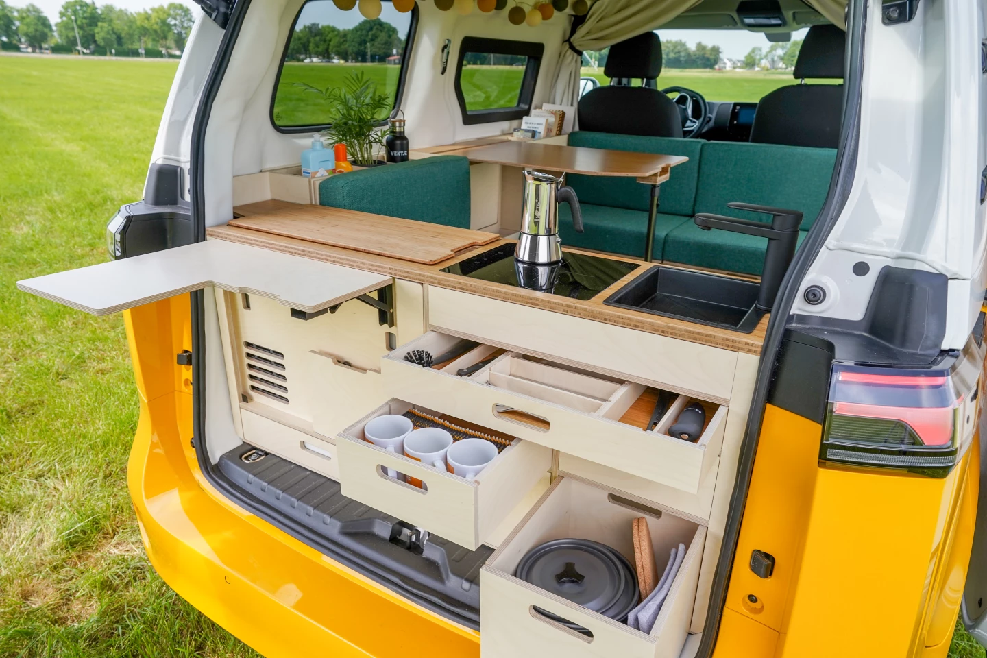 Ventje lays out the full-width kitchen for indoor and outdoor cooking