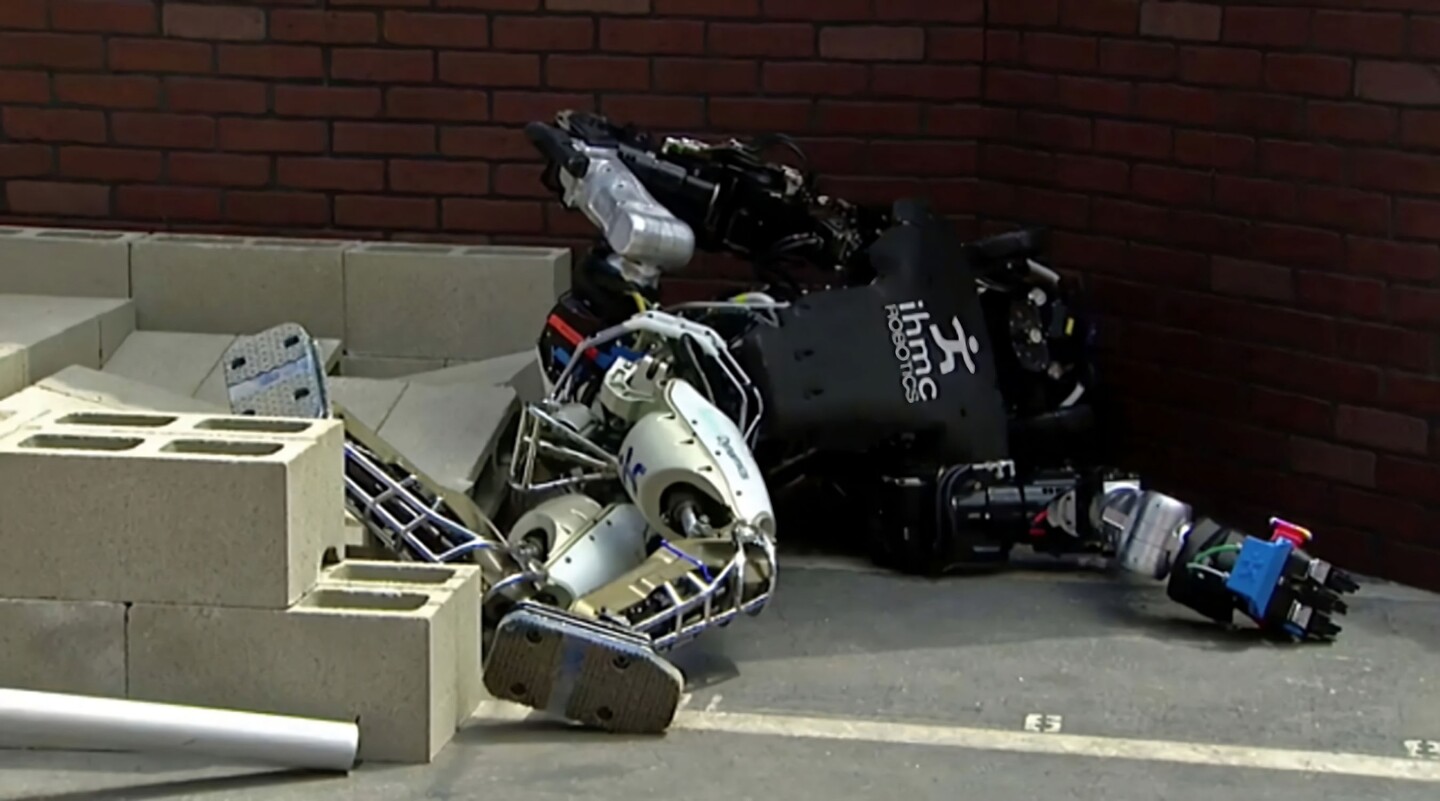 Robô sonolento durante a competição DARPA de robótica avançada de 2015