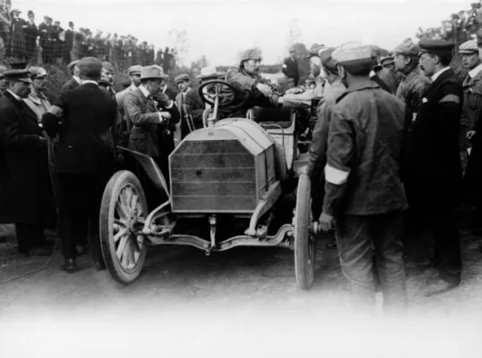The start-line in 1903 - The Renault team.