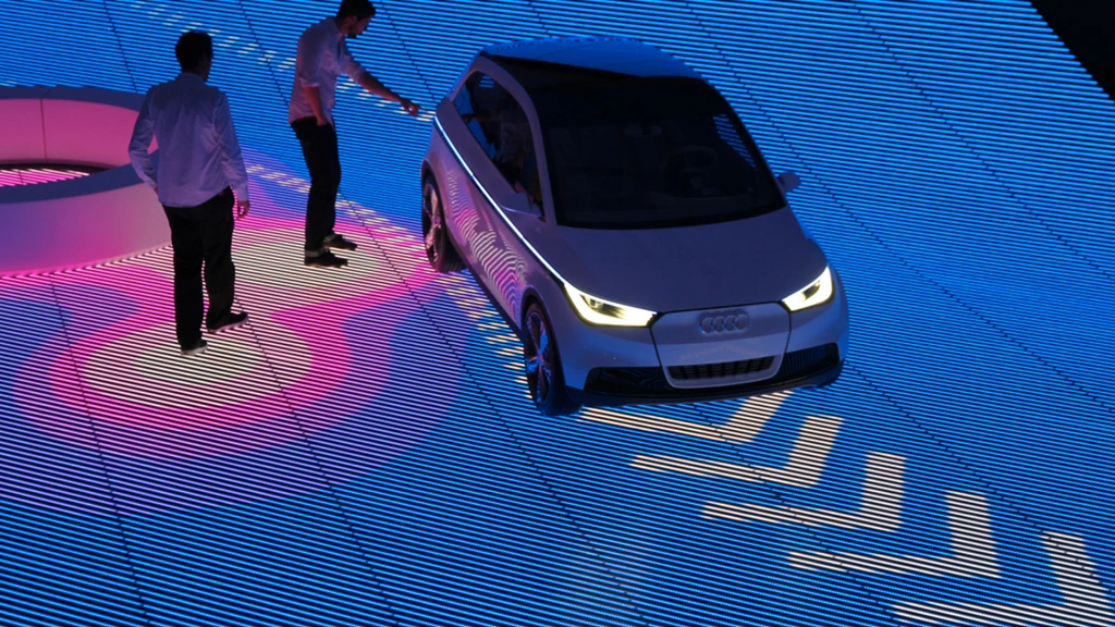 Flashing arrows displayed on the road indicate the vehicle's future path