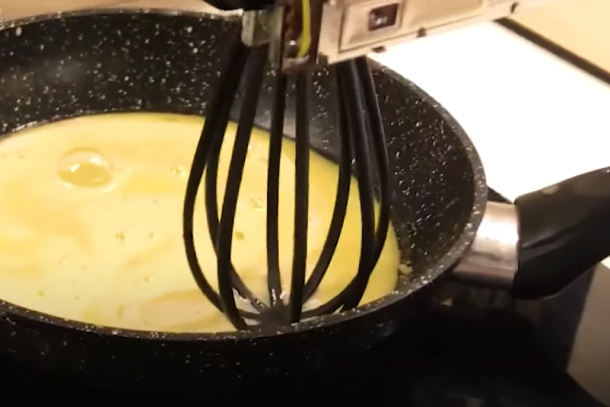 Scientists have demonstrated how a machine learning algorithm can help a robot chef make a better omelette