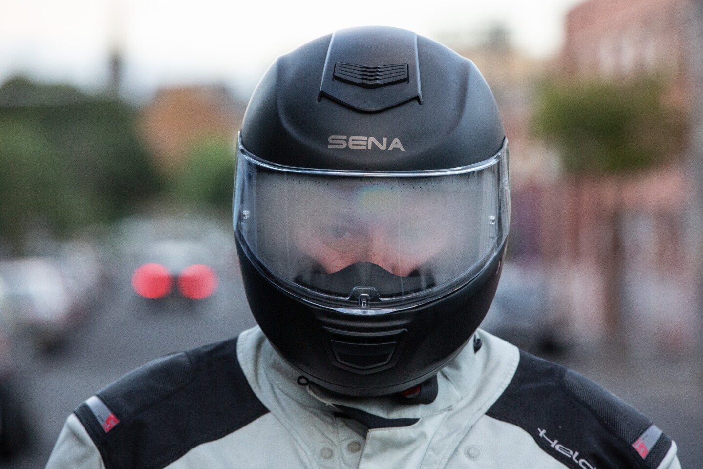 Without a Pinlock visor insert, the Momentum fogs up fast in cold weather despite the breath guard over the nose