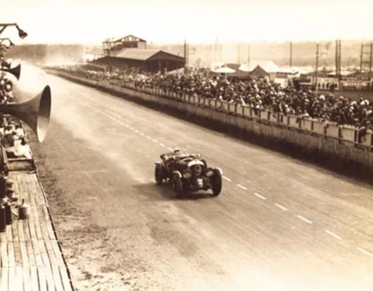 A Bentley speeds down the main straight at Le Mans in 1929