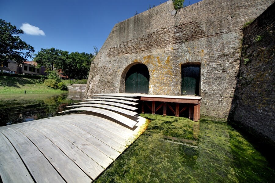 The decking is floated on the water using air-filled polyethylene pipes positioned under its surface
