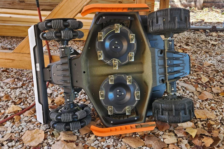 This is what's under the Luba's skirt. As you can see, it's a pretty straightforward setup of spinning death blades to mulch your grass