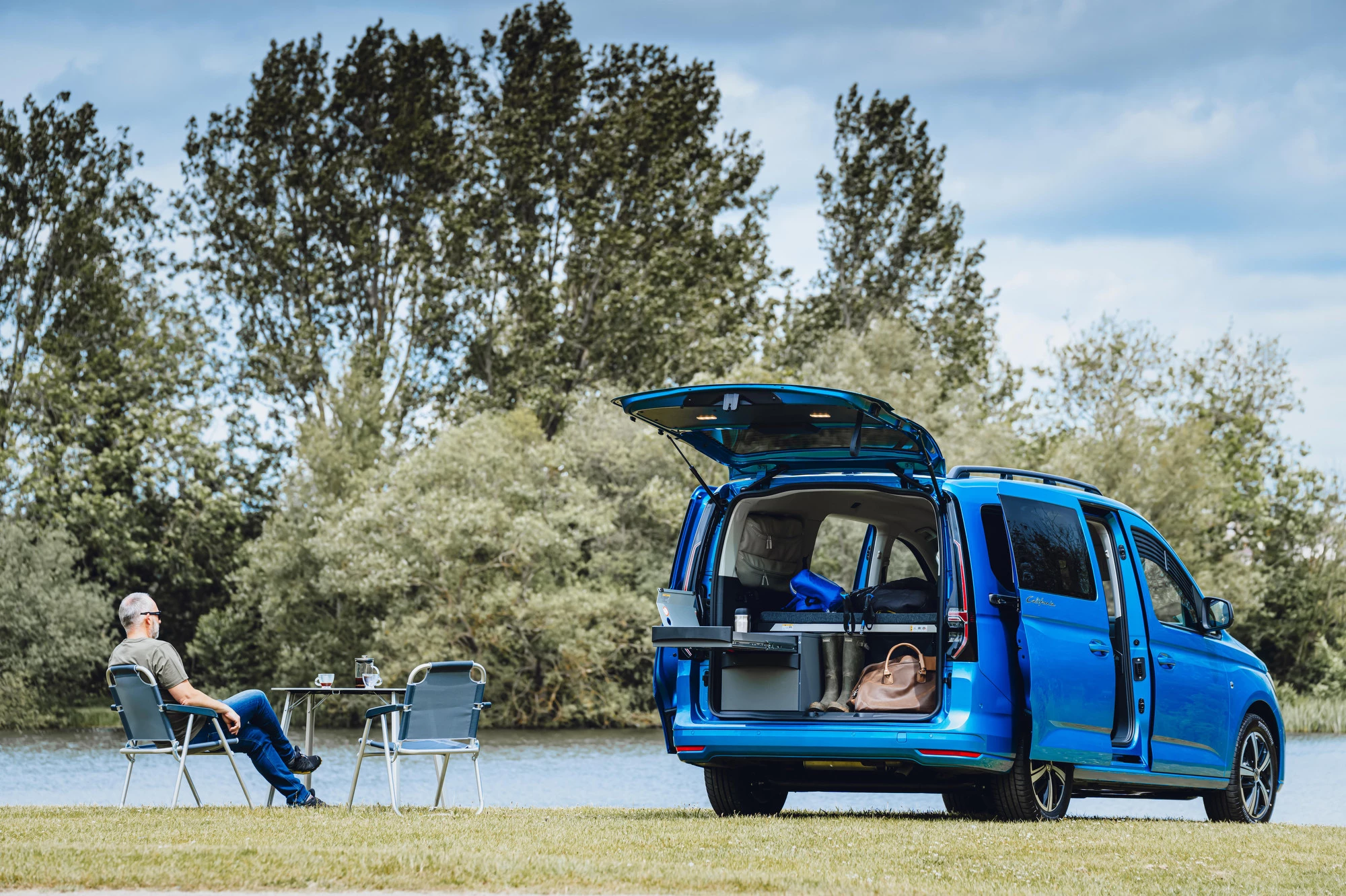 A more complete camper than the Caddy Beach it replaces, the Caddy California includes a folding bed, slide-out kitchen and outdoor dining set