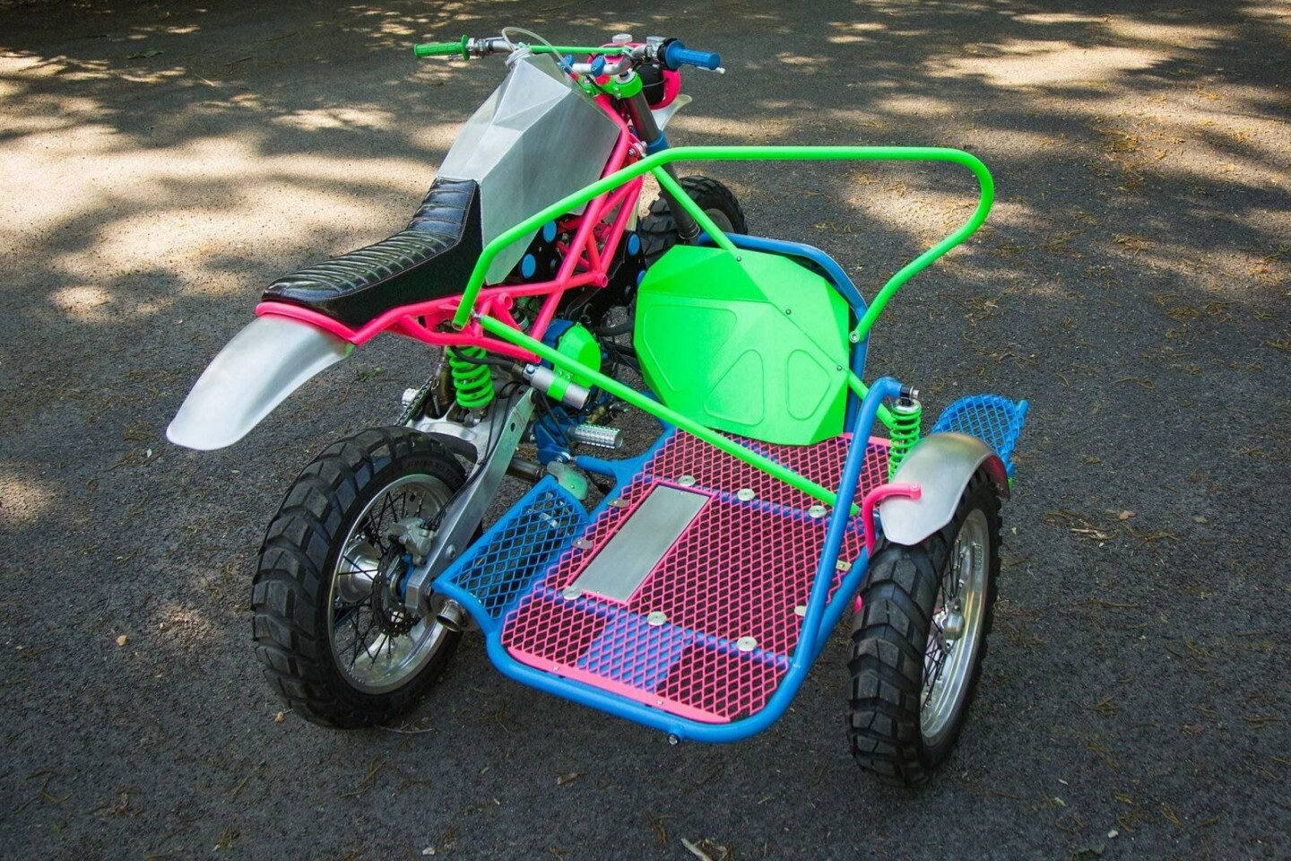 The sidecar is made from chrome-molybdenum steel and features multiple grab handles