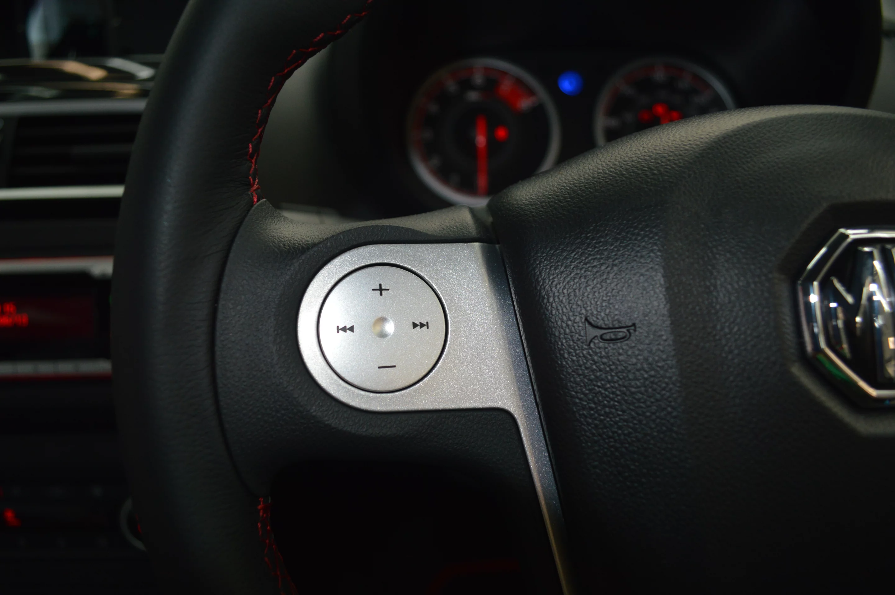 Music playback controls on the wheel (Photo: Gizmag)