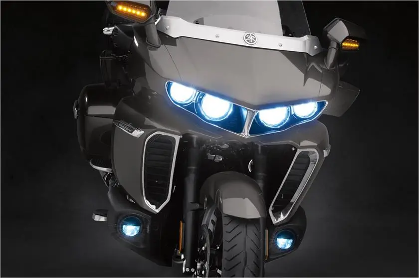 2017 Yamaha Star Venture: LED quad headlights plus fog lights (TC touring package only)