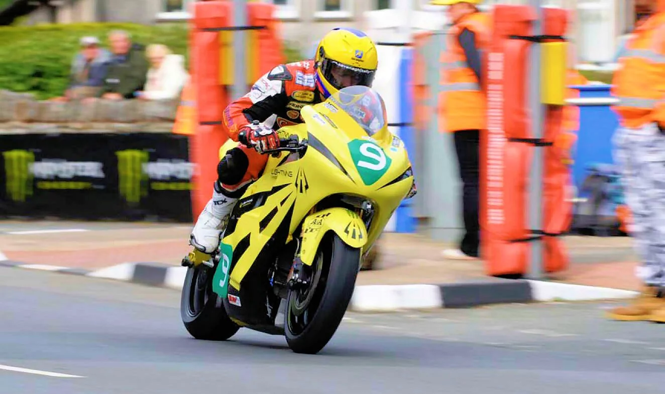 The Lightning Electric Superbike on the race course (Photo: Lightning Motorcycle Corp.)
