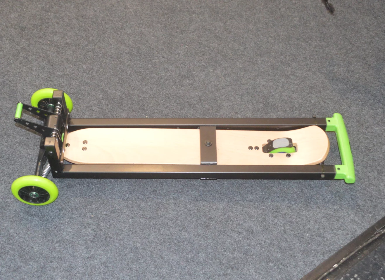 Fold the handlebar down and the Urban becomes a skateboard