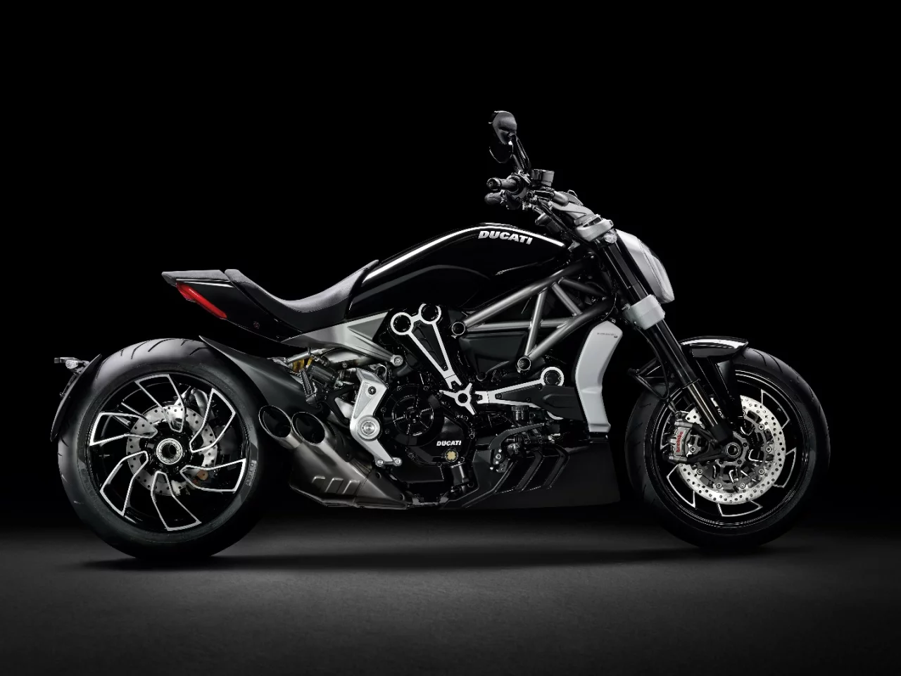 Ducati XDiavel S: machined highlights on the engine and rear wheel set the look off nicely