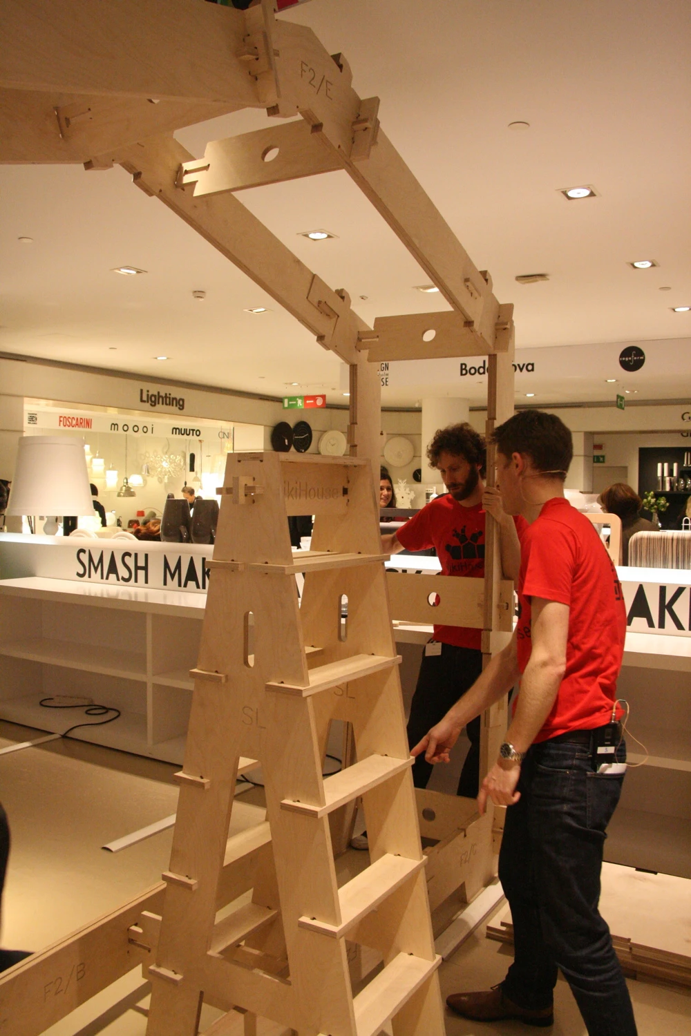 Inserting the primary connectors between the sections then stabilizes the structure (Photo: Bridget Borgobello/Gizmag)