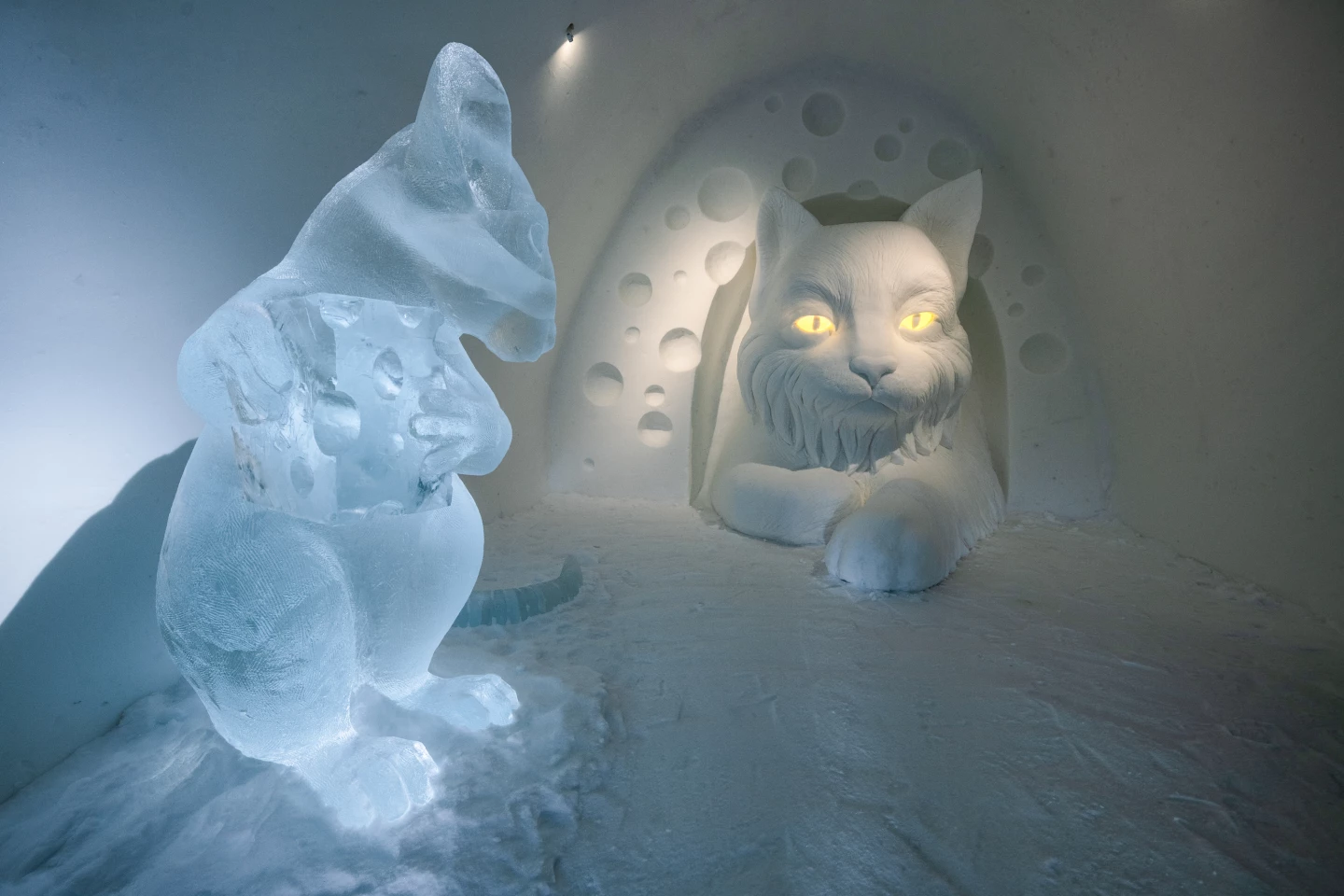 Katt & Råtta, Tjåsa Gusfors and Hanneke Supply, depicts a large rat clutching a block of cheese, with a house cat looking on nearby
