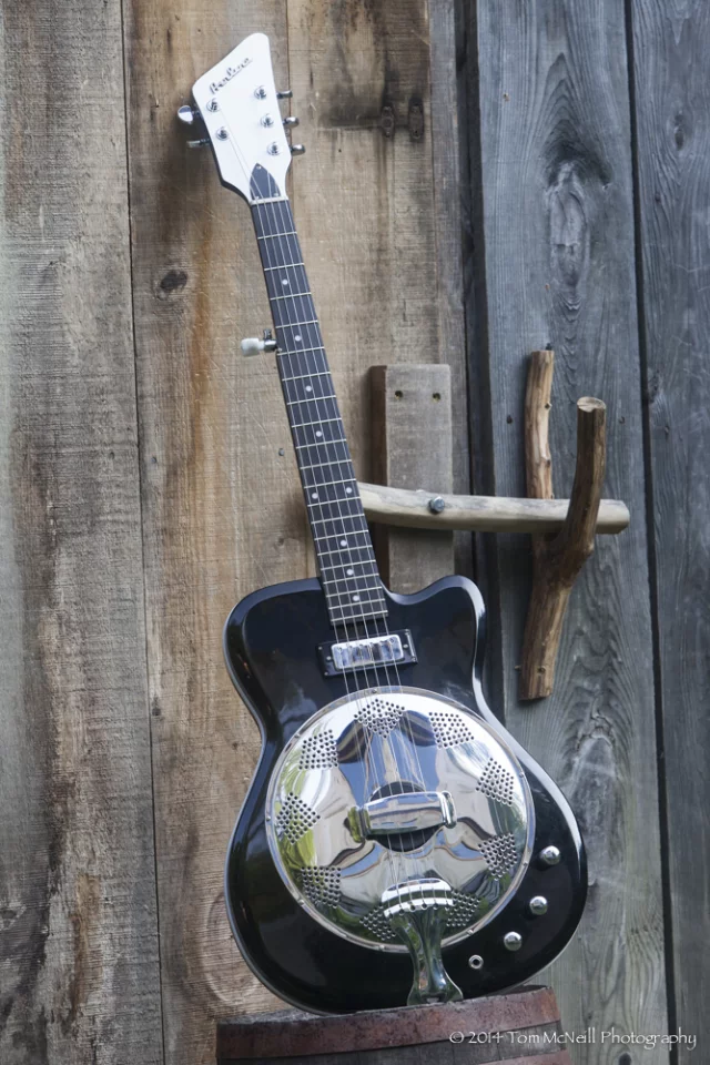 There's a resonator cone with a piezo bridge pickup under the maple biscuit and a single-wound NY Mini humbucker at the neck (Photo: Tom McNeill)