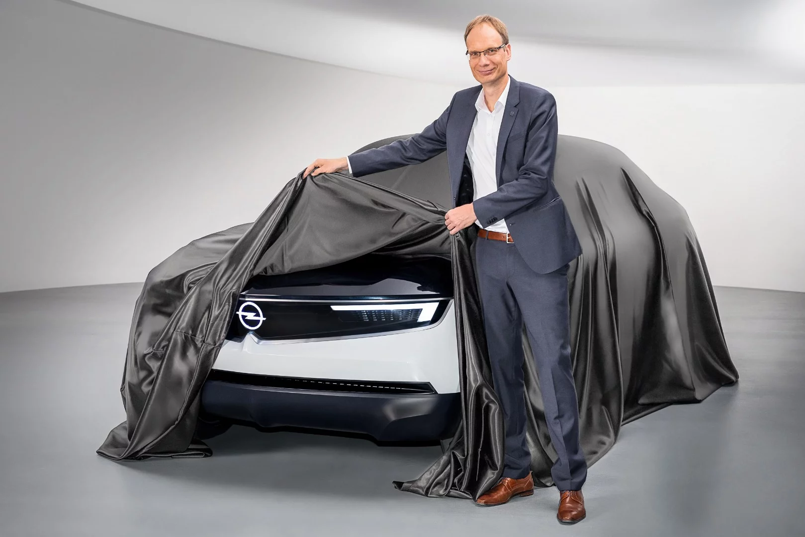 Opel CEO Michael Lohscheller "unveils" the GT X Experimental in a heavily photoshopped image