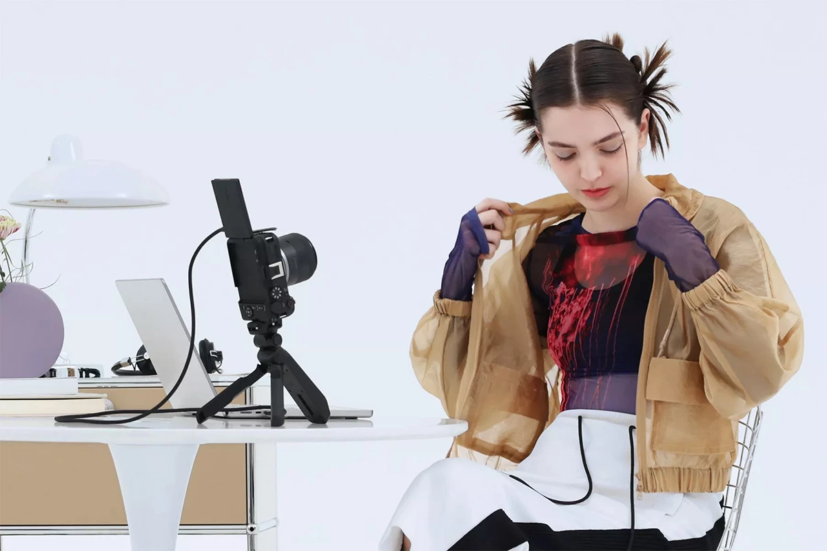 The R50 V gets a tripod mount on the side for easy vertical video setup