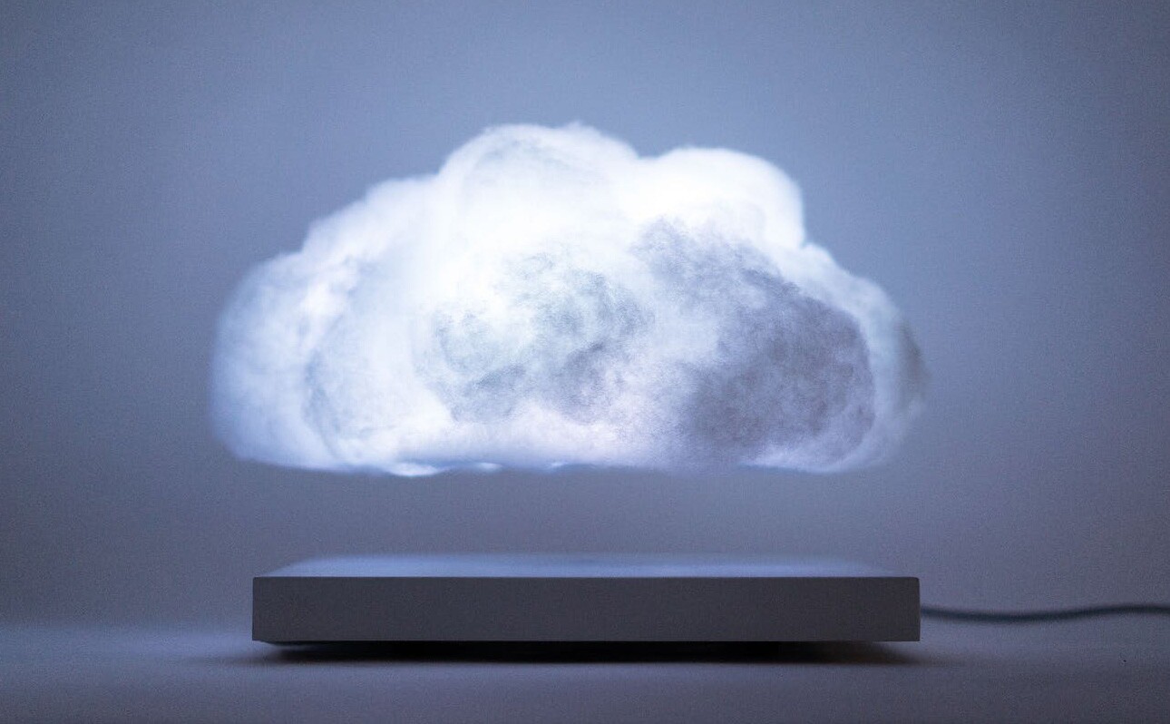 The Floating Cloud's general lamp setting offers a cloud illuminated as if shot by a bolt of lightning