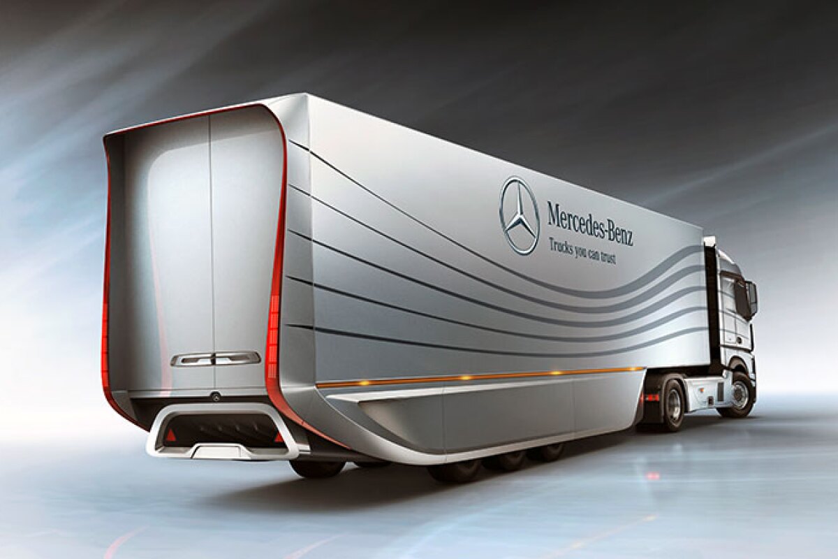 Mercedes' Aero Trailer, being pulled by an Actros tractor unit