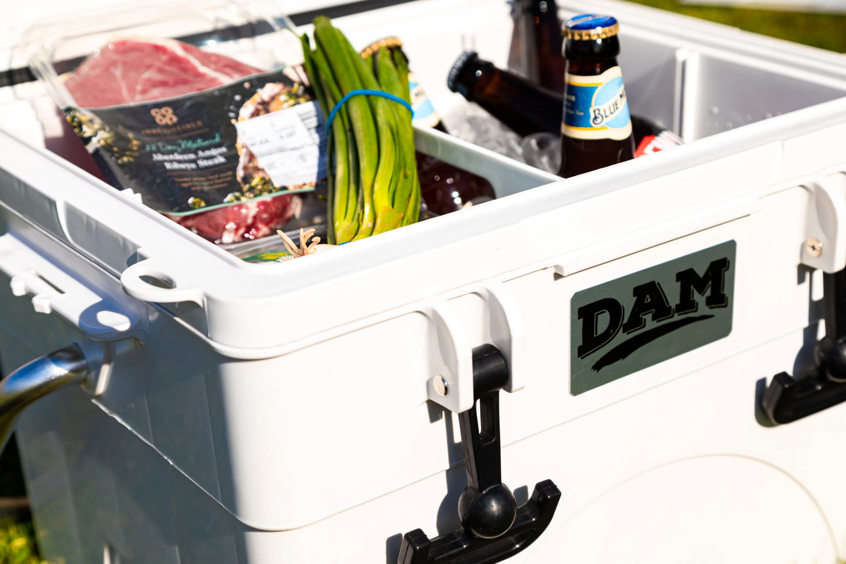 Using the available dividers, Dam Cooler owners can separate food and drinks, frozen and fresh foods, etc.