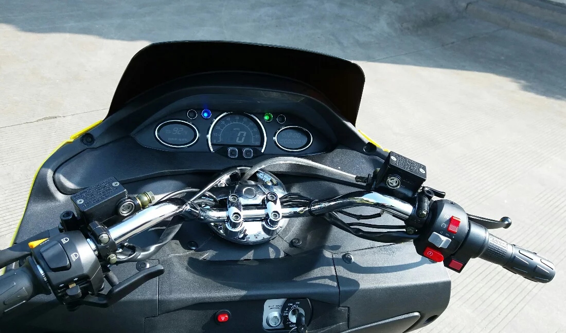 ZEV LRC-T15: cockpit and bars - note the thumb lever on the left bar for locking the tilt mechanism