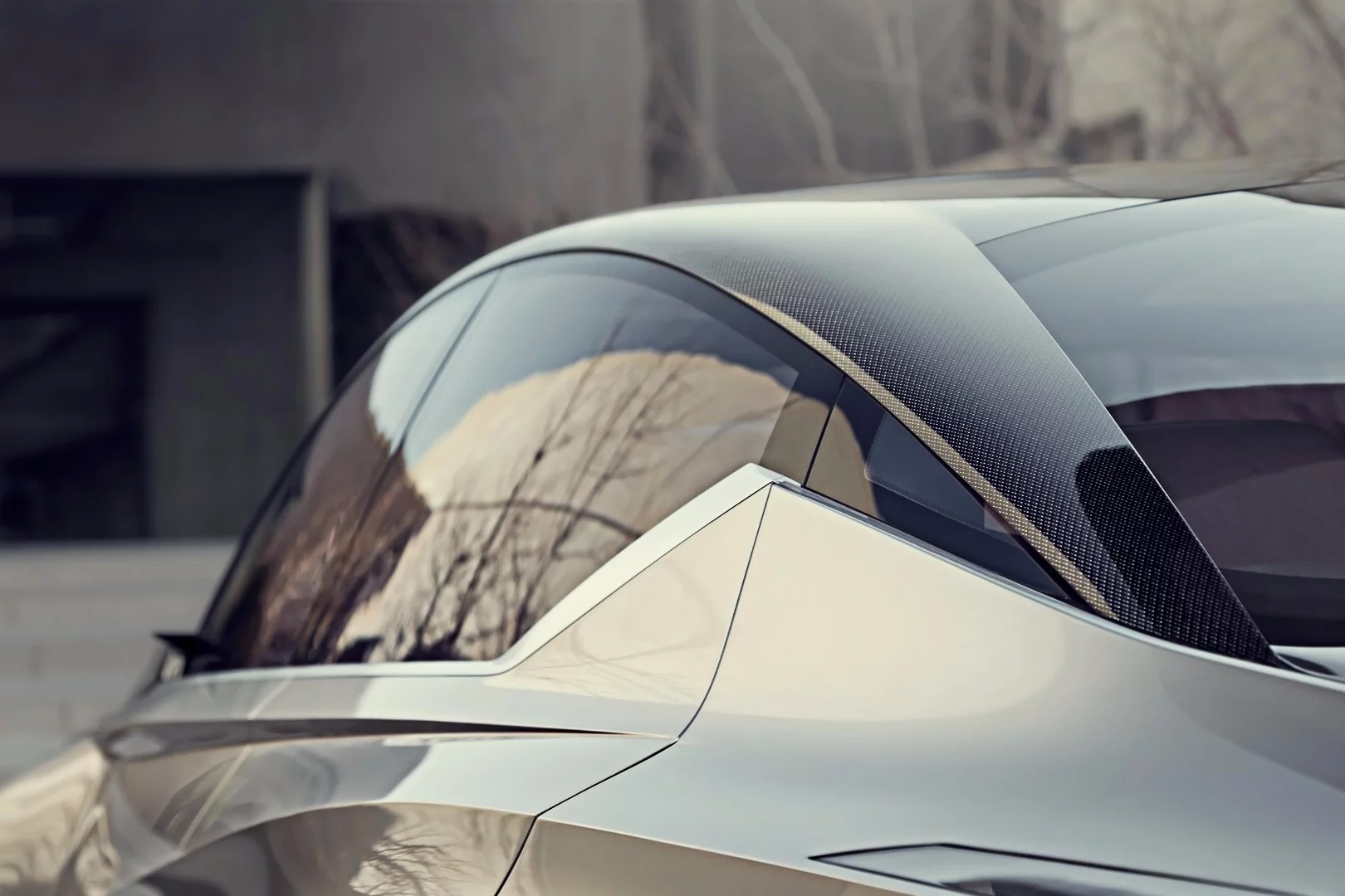 The "floating roof" is created by giving the appearance of a deleted rear pillar through the use of smoked glass that flows over the pillar itself