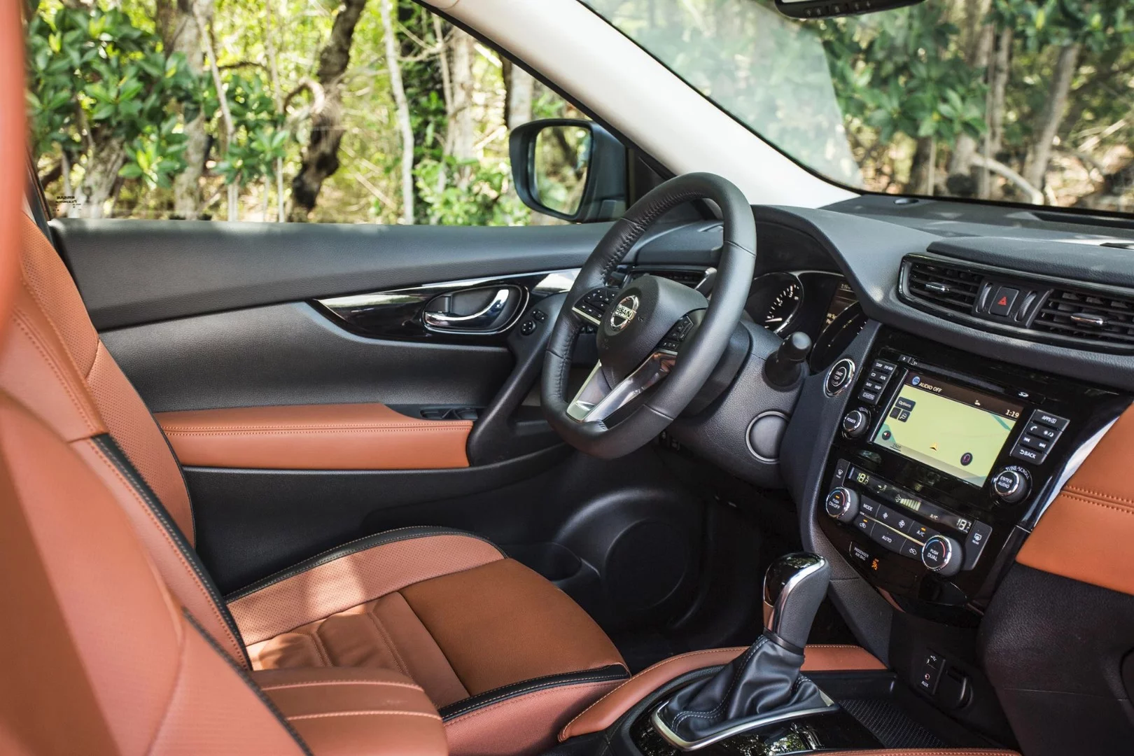 The front seats in the Nissan Rogue Hybrid are very comfortable with Nissan’s “Zero Gravity” seating being found as standard