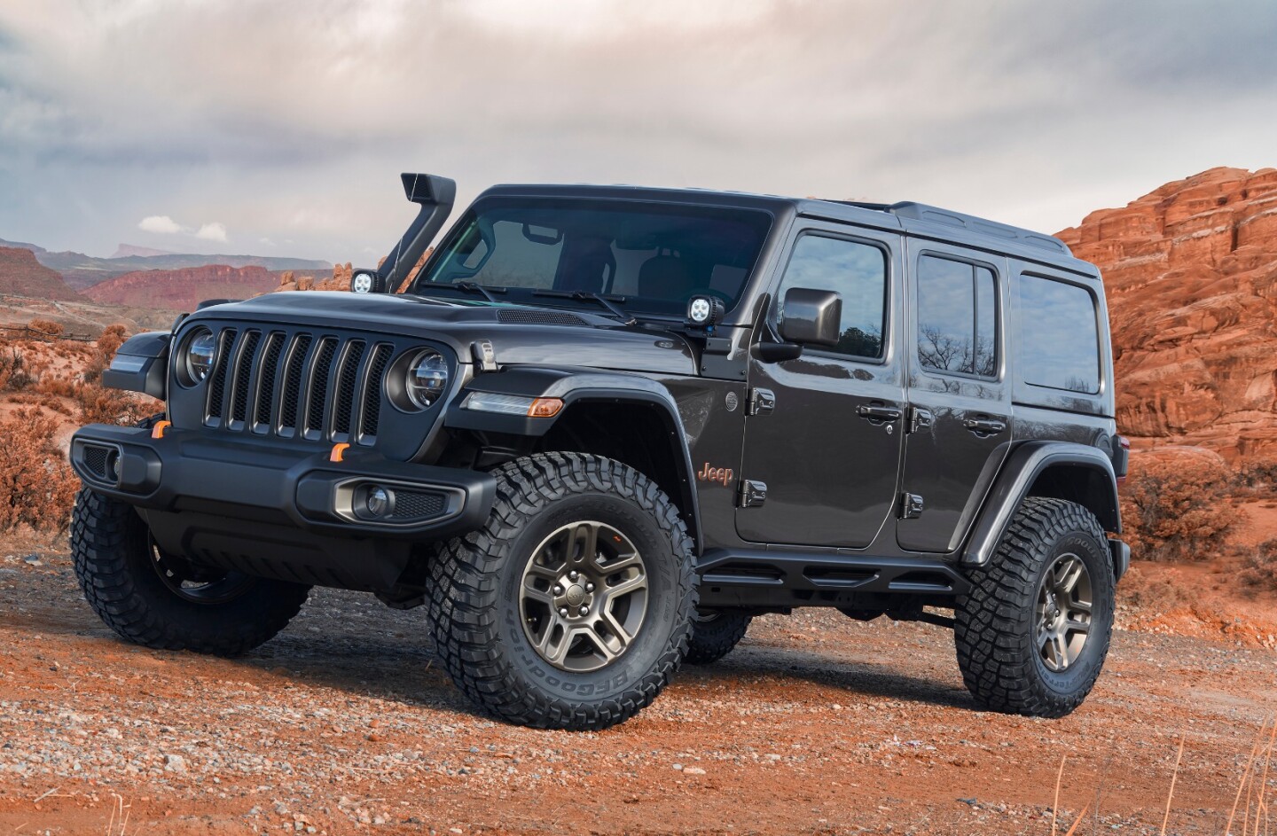 Jeep J-Wagon: premium styled concept split between luxury city driving and trail work