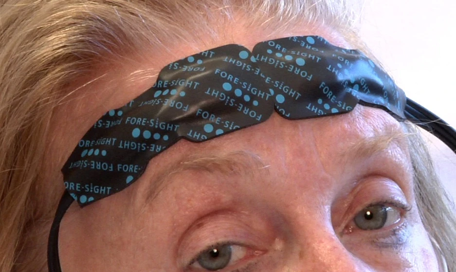 A new device uses light to non-invasively monitor blood oxygenation in the brains of stroke patients