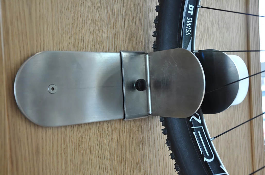 Bike Shelf features a universal stainless clamp which holds the bike's rear wheel in place and can be adjusted depending on the the size of the wheel (Photo: Edoardo Campanale/Gizmag)