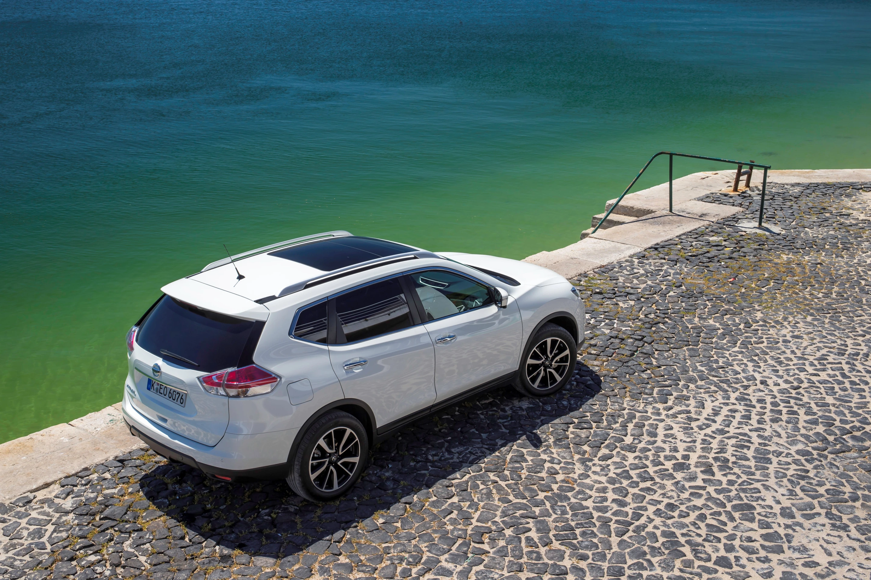 The new X-Trail features a large, glass panoramic sunroof, similar to the Juke
