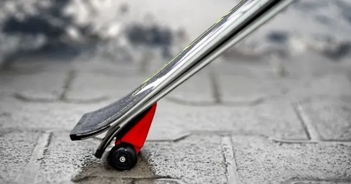 SkiCart attaches to the end of one ski, via a twist mount