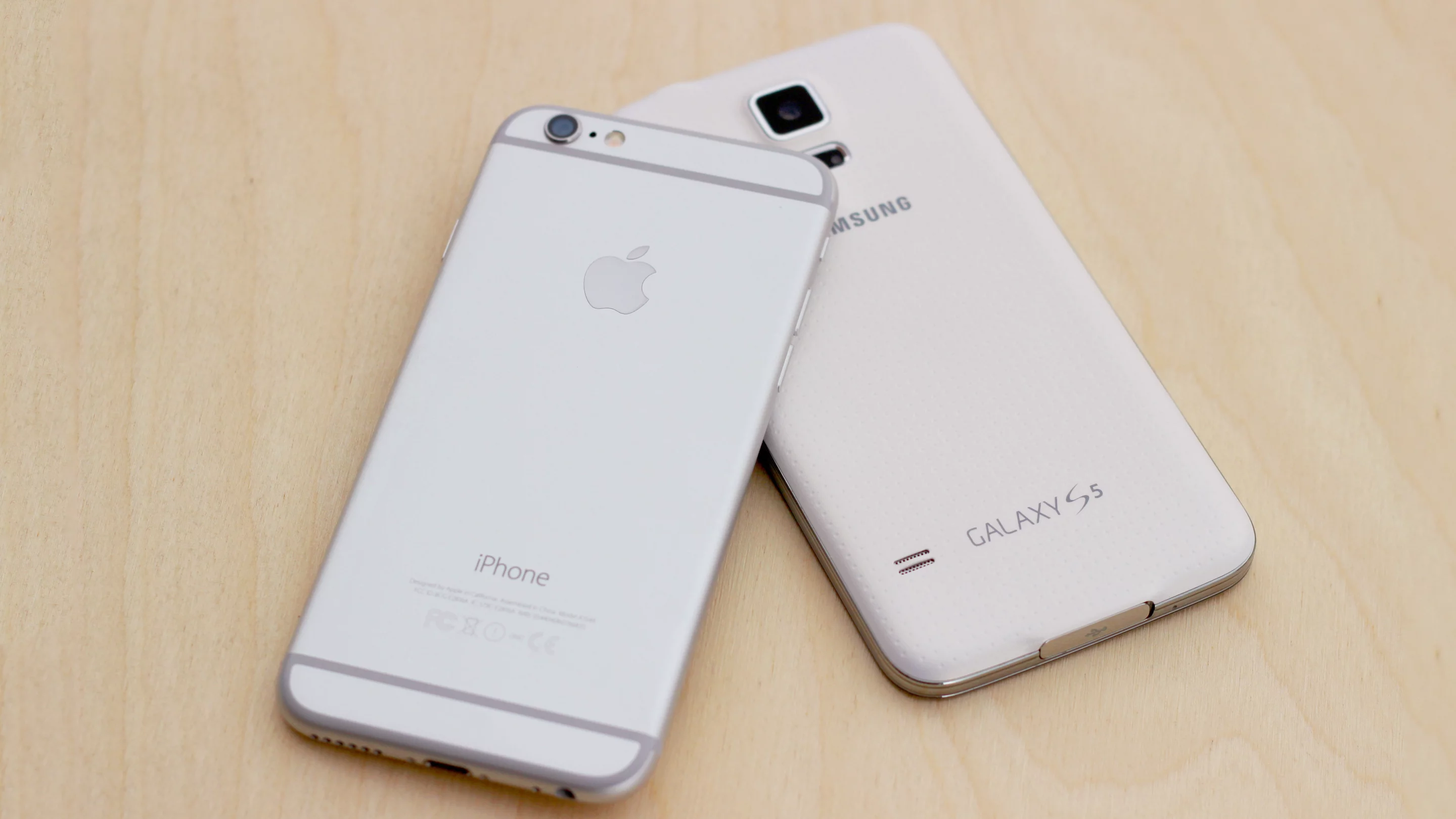 Gizmag goes hands-on to compare the iPhone 6 and Samsung Galaxy S5 (Photo: Will Shanklin/Gizmag.com)