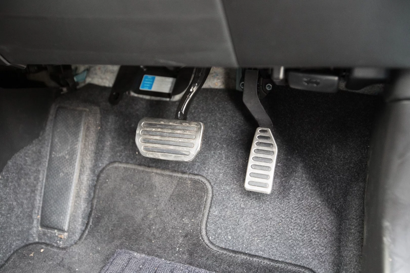 Metal pedals in the Suzuki Vitara Turbo